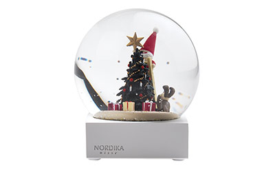 Nordika Nisse Snow Globe (Snow Dome) ノルディカ ニッセ スノーグローブ スノードーム / 飾りつけをするサンタとイヌ