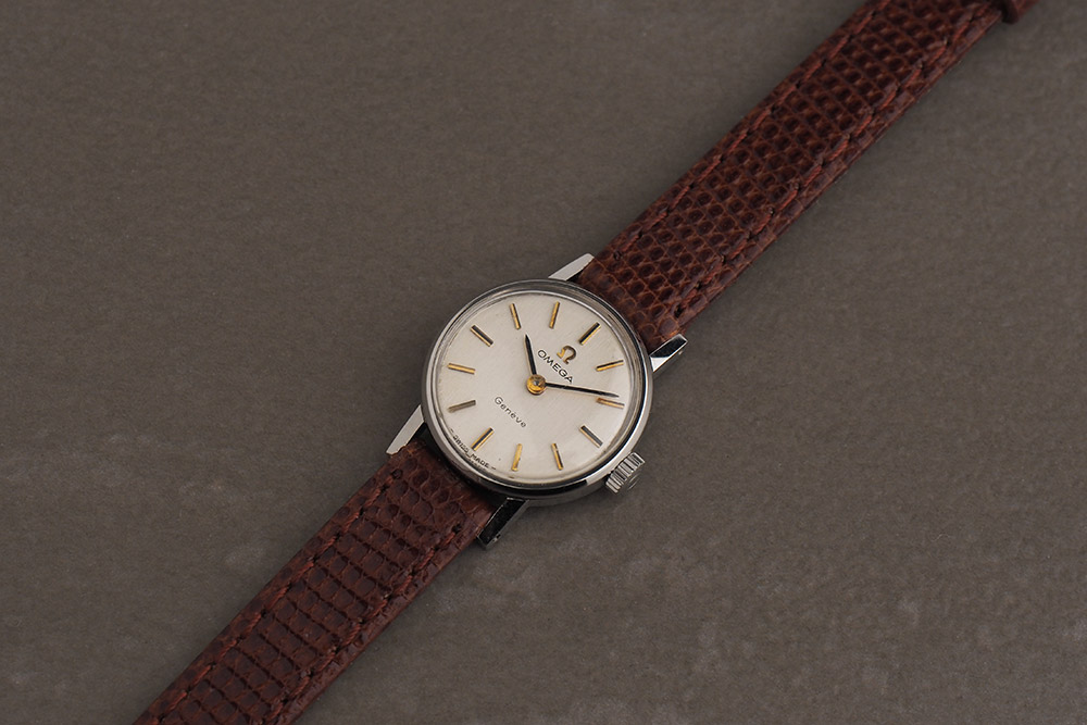 手巻きアンティーク時計　オメガ　機械式手巻き　おそらく1960年代以前の製造